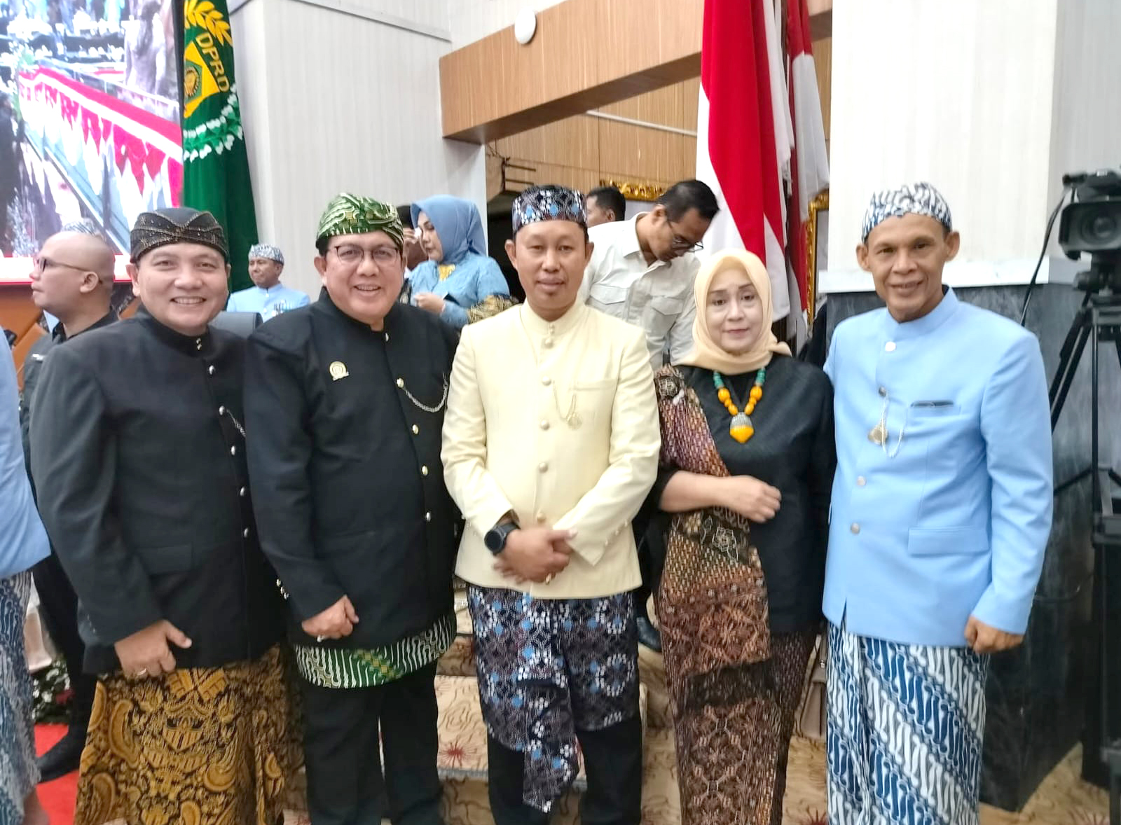 Menghadiri Acara Sidang Paripurna DPRD Kabupaten Bogor, Foto bersama dengan 2 (dua) Mantan Pj. Bupati Bogor, Wakil Bupati Bogor, Ketua KADIN, Ketua IWAPI dan Istri Ketua DPRD Kabupaten Bogor.